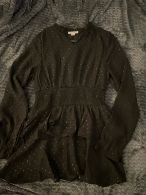 Klänning - Säljer min jättefina klänning från Gina. Använd en gång på julafton. Säljer pågrund av att ajg aldrig har klänningar på mig. Superfint sick! Köpt för 200 säljer för 100 strl 158/164