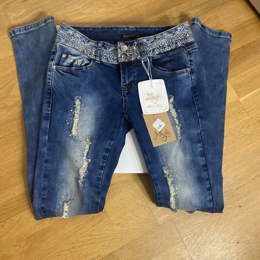 Säljer just nu finns jätte fina byxorna från Mitelle🫶🏼❤️ Ps dragkedja funkar inte❤️. Jeans & Byxor.