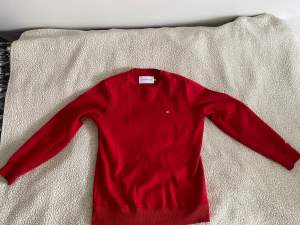 Hej,  Säljer denna Calvin Klein fleece sweatshirt eftersom den är lite,  den är sparsamt använd Storlek M passar M lite större S Finns i Malmö  Tar emot Swish  Köparen står för frakten 