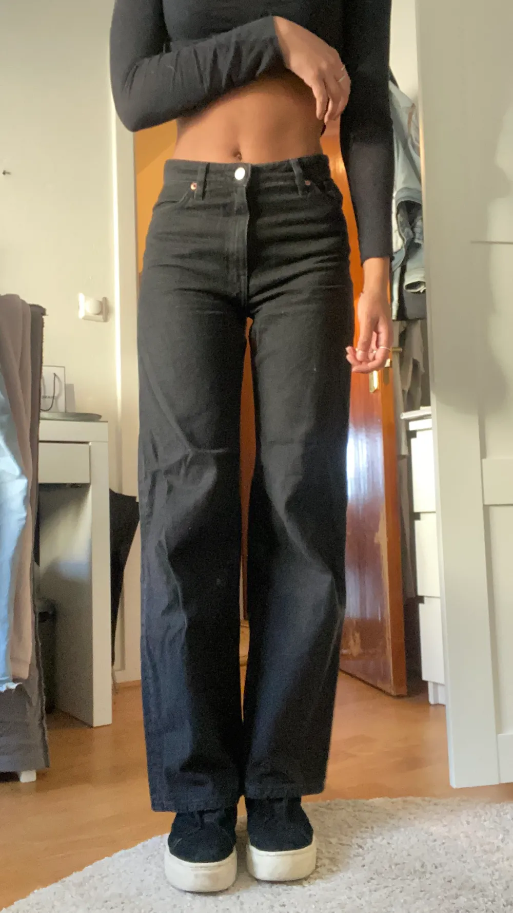Svarta vida jeans från monki. Används ej längre. 90kr + frakt. Strl 26. Jeans & Byxor.