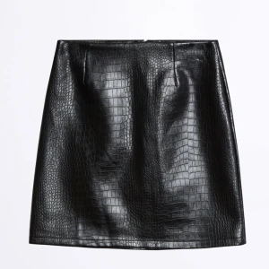 NWT skinnkjol från Ginatricot - Ny med tagg, kjol från gina. storlek 34, inga anmärkningar (konstläder)