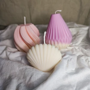 Sojavax ljus - Handgjorda av 100% soja vax.  De är giftfria och veganska.  Vill man ha annan färg/färger så hör av er men då är det andra priser. Snäckan 39:- Kon 59:- Swirly 69 Packar säkert och samfraktar.