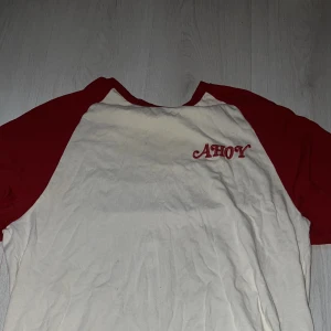 scoops ahoy stranger things tröja - ⚠️tryck inte köp nu!!⚠️!! scoops ahoy tröja från sesong 3 av stranger things! Storlek L💌frakt: spårbart 54kr - icke spårbart 45kr