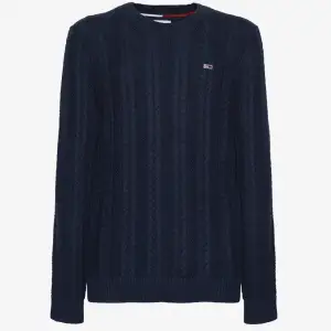 Tommy Hilfiger kabelstickad tröja i storlek Medium (M). Knappt använd✨ fin och fräsch och i färgen marinblå💯
