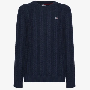 Tommy Hilfiger Kabelstickad Tröja - Tommy Hilfiger kabelstickad tröja i storlek Medium (M). Knappt använd✨ fin och fräsch och i färgen marinblå💯