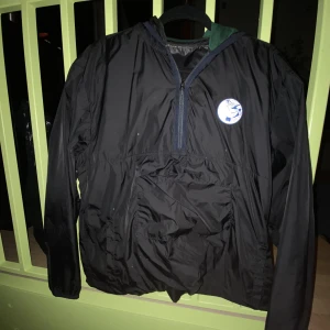 Acne studios anorak  - Hittar ingen storlek på jackan men jag skulle säga M eller L!  Väldigt bra skick men nån liten fläck på den 