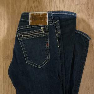 Säljer dessa fina jeans pga att ja inte använder dom längre💗Lågmidjade jeans köpta på second hand 💗midjemått 76cm och innerbenet är 70cm💗💗köp direkt för 350 kr, köparen står för frakt💓💓