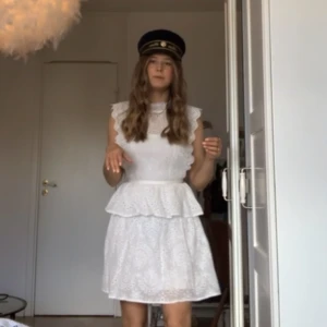 Studentklännin - Min tänkta studentklänning som endast kom till användning på champagne frukosten. Så i nyskick utan defekter. Slutsåld från MOMENTS new york.  Köpt för 999kr BUD:320kr