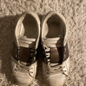 Valentino skor - Säljer mina snygga unika valentino skor i brons färg, jätte coola eftersom inte många har dom!  Perfekta till våren också! Slitna därav de billiga priset 