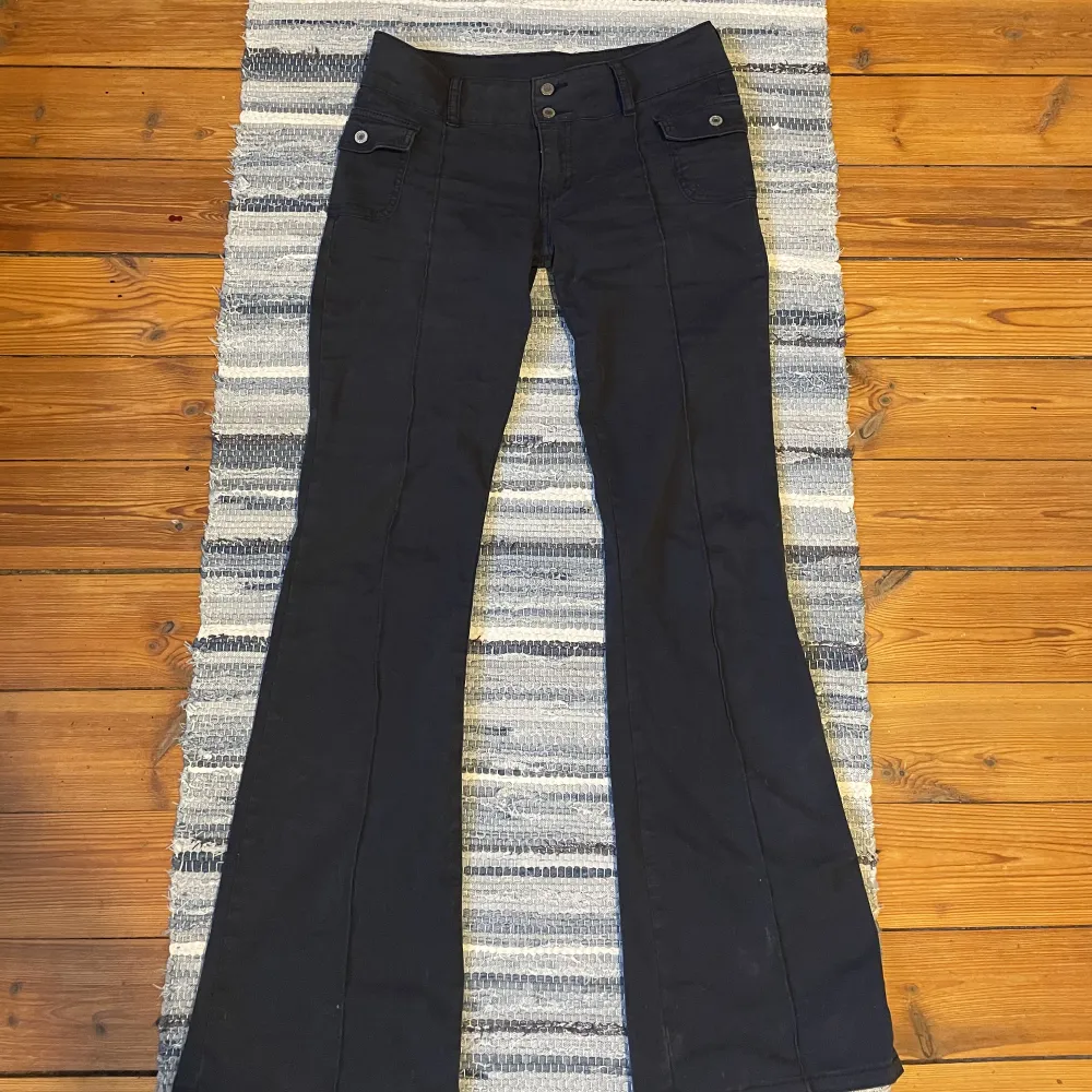 Svarta byxor från Brandy Melville (AGATHA PANTS) Lågmidjade och bootcut. knappt använda!. Jeans & Byxor.