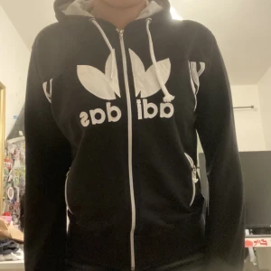 Svart vit adidas kofta - Svart vit adidads kofta  Gammal model med luva Pris kan diskuteras! 