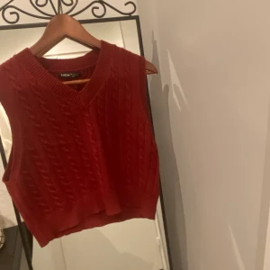 Vinröd väst - Kort vinröd väst, cute att ha med en skjorta under, ger dark acadamia viben