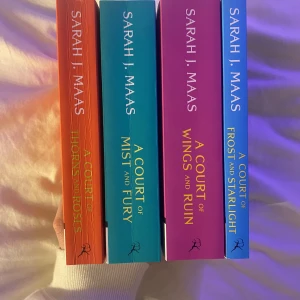 Acotar  - Säljer den engelska utgåvan av serien ACOTAR som ett box set! Aldrig läst, dock är det två första brutna i ryggen. (Kan ses på bild) Säljer dessa för att jag vill ha dem i en annan strl. Köpte de från Amazon där dem kostar 520 kr just nu