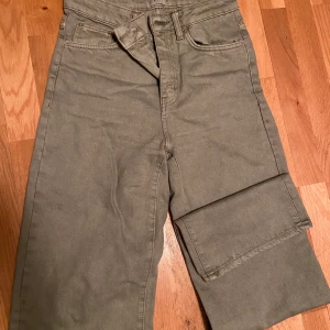 Gröna utsvängda jeans - Ett par gröna/mintgröna jeans från lager 157, använt kanske två gånger. Nu är de för stora! (Skriv privat om fler bilder önskas)