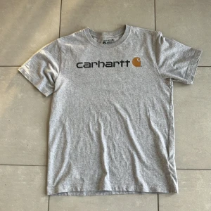 Carhartt - Carhartt grå tshirt, inga märken, bra skick nästan nyskick. Storlek M men sitter relaxed. Köpare står för frakt