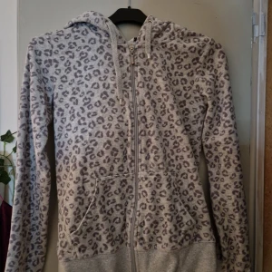 Luvtröja - Leopardmönstrad tröja med dragkedja i storlek xs.