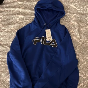 Tröja - Blå fila tröja i storlek L. Aldrig använd med prislappen kvar