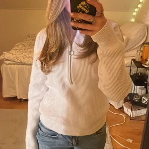 Stickad tröja - Säljer denna stickad tröja med dragkedja för att den inte kommer till användning💕🙏🏼