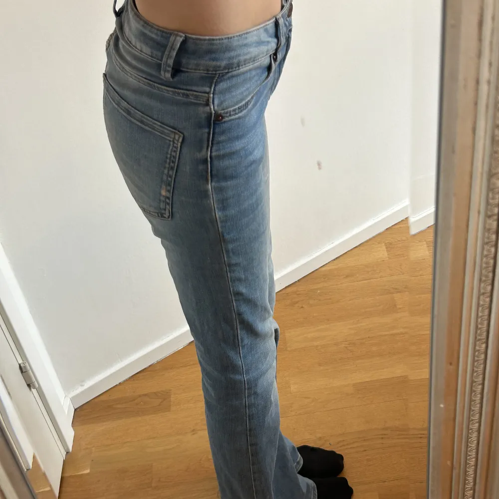 Säljer dessa jättefina lågmidjade jeans. Det är ett stretchigt matreal så formar sig väldigt bra på benen. Jag är 166 cm lång och dom går ner till min häl , det står att dom är 36 men dom har krympt och passar mig som normalt är 32, midjemåttet är 65, . Jeans & Byxor.