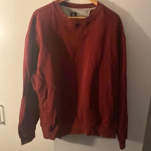 Vinröd sweatshirt! Champion! - Bra skick, storlek XL!