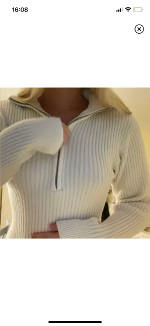 Stickad tröja - Säljer denna helt oanvända tröja från hm i strl XS men passar även S. Tröjan är i bra skick och köpt här på plick❤️(bilderna äg lånade från personen jag köpte tröjan av)