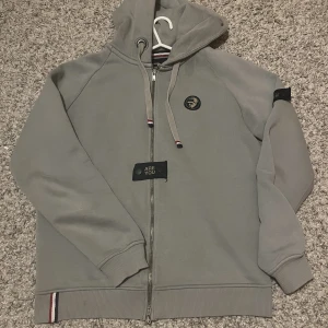 Who’s A.C.E hoodie - Köpt ett år sedan från pondus för 1200kr. Kondis 7.5/10 extra tag följer med