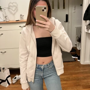 Tröja  - Säljer denna super sköna ziphoodien från hm som är helt slutsåld på hemsidan. Storlek Xs. Pris: 60kr + frakt💓