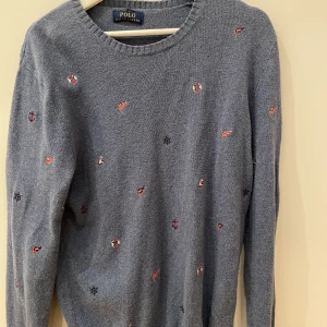 Ralph lauren tröja  - Säljer den för har växt ut den, inköpt pris var 1200kr. Väldigt bra skick, passar folk som har storlek S/M