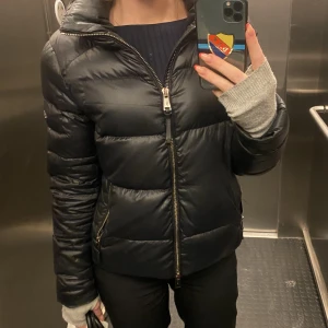 Jacka - Så fin vinterjacka med supersnygg passform, från polo Ralph lauren, jättefint skick utöver att öglan man hänger upp jackan i är trasig