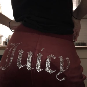 Röda Juciy Couture  - Helt nya röda juciy Couture  byxor med paljetter där bak  aldrig använda och lappen kvar inget fel på de helt ny skick. Skriv för fler bilder❤️ 