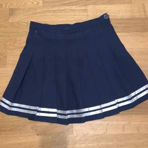 Alternative skirt that have been used but in great condition, doesn’t match my style anymore, it has shorts attached to it:) 