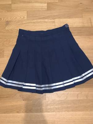 Alternative skirt that have been used but in great condition, doesn’t match my style anymore, it has shorts attached to it:) 