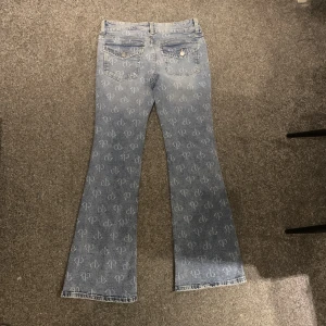 Lågmidjade bootcut jeans  - Säljer dessa lågmidjade bootcut. Köpta på plick men kommer ej komma till någon användning. Stl 40 men passar mig som har 36/38.