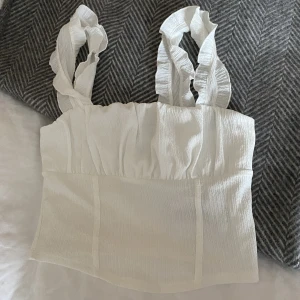 Somrig topp - Söt topp från Gina, helt oanvänd! Hör av dig vid funderingar, kram Ebba 