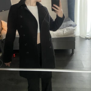 Kappa - Hej! Säljer denna kappa från hm, men n superfin figursydd kappa med knappar. Säljes då den tyvärr blivit för liten på mig. Prefekt till våren. Hör av dig vid frågor☺️