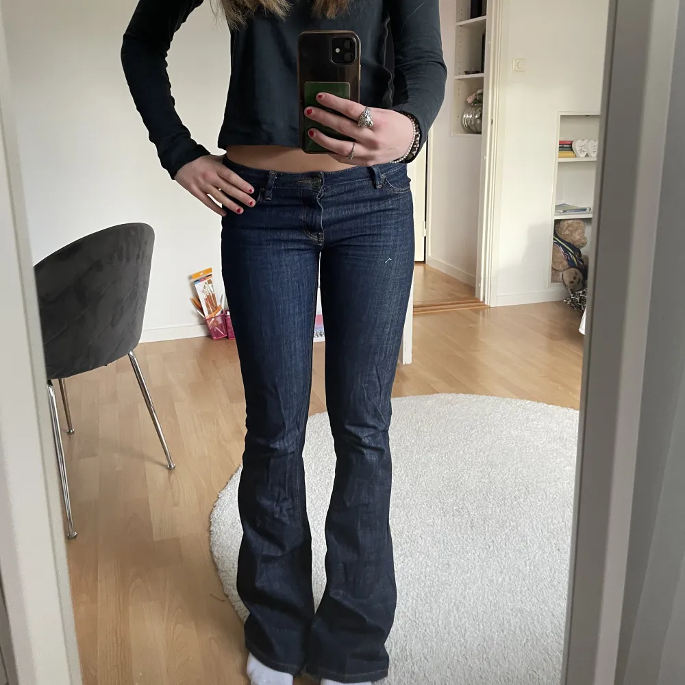 Mörkblåa lågmidjade/mid waist jeans. Köpt av Lova Widerberg för länge sedan! Säljer då dem inte kommer till användning längre! Storlek 34 (midjemått 39cm) och passar någon som är runt 170  köparen står för frakten🌟 senaste bud på 230kr. Jeans & Byxor.