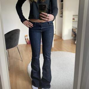 Mörkblåa lågmidjade/mid waist jeans. Köpt av Lova Widerberg för länge sedan! Säljer då dem inte kommer till användning längre! Storlek 34 (midjemått 39cm) och passar någon som är runt 170  köparen står för frakten🌟 senaste bud på 230kr