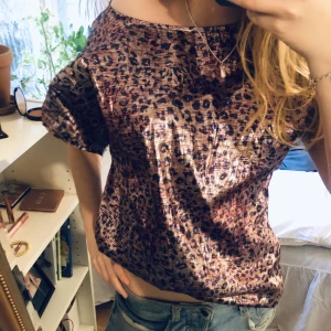 Topp - Säljer denna skit snygga leopard topp! 