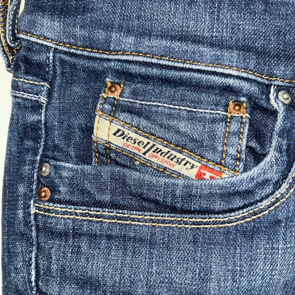 Säljer dessa Diesel jeans som är i väldigt fint skick för att dem inte kommer till användning! Storlek 31 vilket passar mig med mått 88 i höfter, 72 i midja och 100 i stuss. Är även 162 cm lång för referens, tycker dem går fint över skor. . Jeans & Byxor.