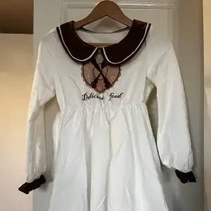 Brun och vit klänning från kawaii shop med tryck fram. Använd en gång