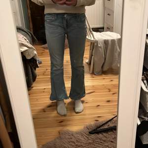 Ett par bootcut jeans från Zara köpte i somras säljer för att dom inte passar längre jätte bra skick se ut som att dom är nya