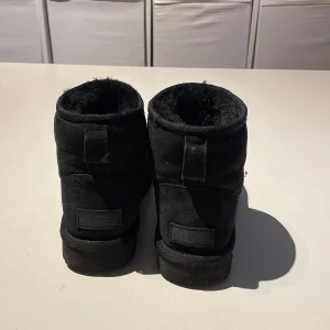 UGG - Svarta låga UGG, köpta på plick trodde jag skulle kunna ha storlek 37 men de va för små så säljer om dom. Bra skick, knappt använda enligt den tidigare ägaren. Innerfodret känns knappt använt, inga jättesynliga defekter