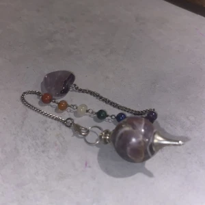 Ametist pendel med chakra - En ametist pendel med chakra 💓💓 En pendel ger svar på olika frågor genom energi.!läs bio!