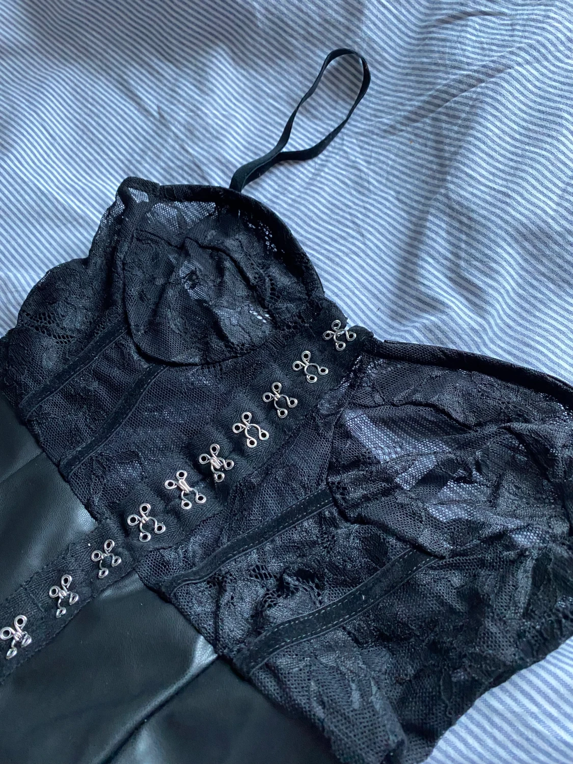 Svart klänning med detaljer  - 90