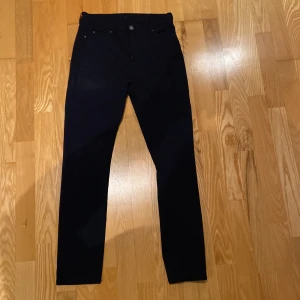 Mörkblåa stretchiga byxor - Ett par mörkblåa strechbyxor i storlek 40/short. De är i väldigt fint skick och nästan aldrig använda. Dessa byxor är inköpa på flash som en finns mer.