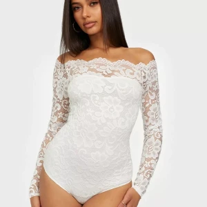 Vit spetsbody från Nelly.com - Säljer denna vita spetsbody från Nelly, använd vid enbart ett tillfälle! Storlek XS 🤍