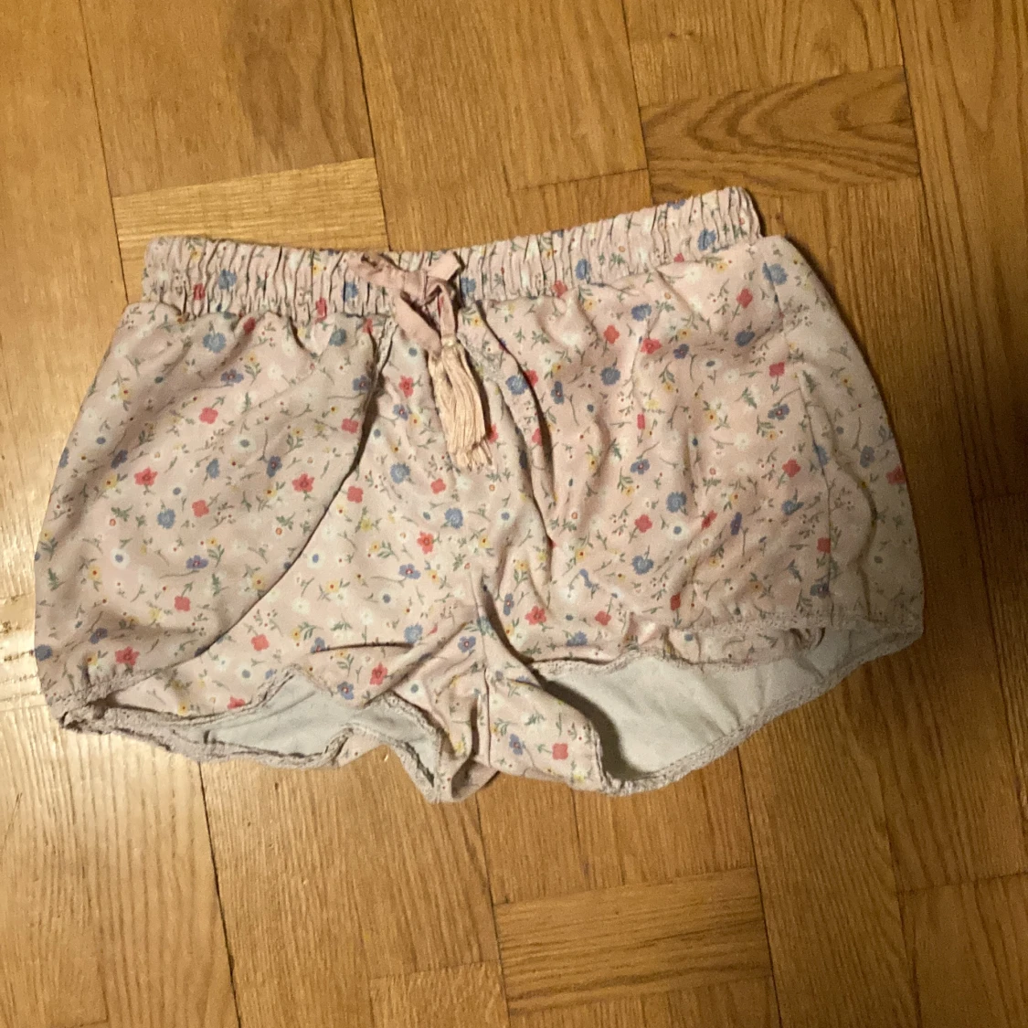 shorts med blommor på