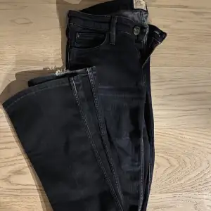 Ett par svarta lågmidjade bootcut jeans från LEE 