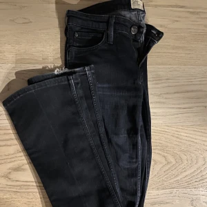 Lågmidjade bootcut LEE jeans  - Ett par svarta lågmidjade bootcut jeans från LEE 