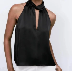 zara topp - säljer denna super söta toppen/blusen ifrån zara, super snygg och i nyskick❤️